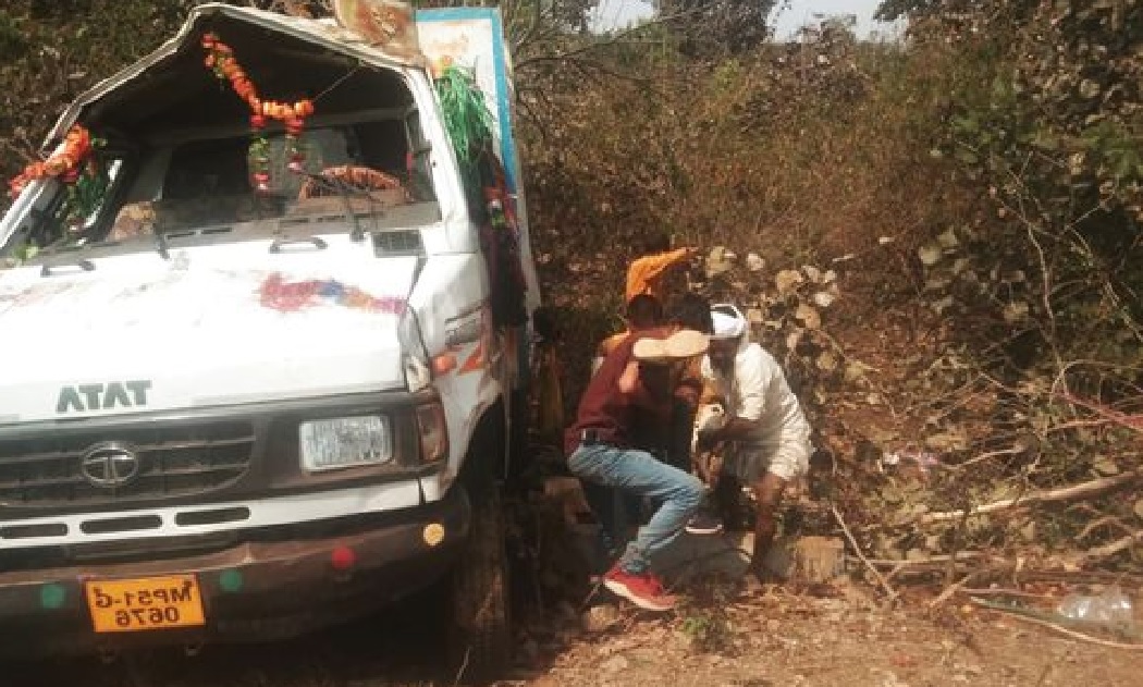 MP News : बारातियों से भरी पलटी बस, 5 की मौत, 30 गंभीर रूप से घायल